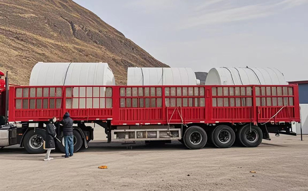 金川塑料桶装车完毕准备运输中