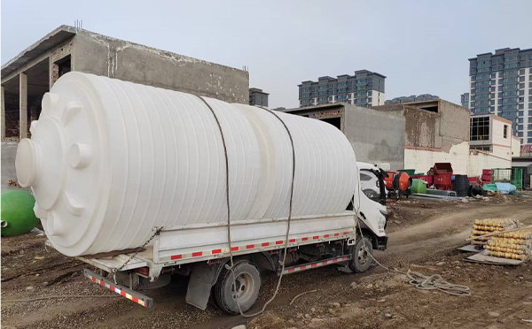 PE金川塑料大桶运输中