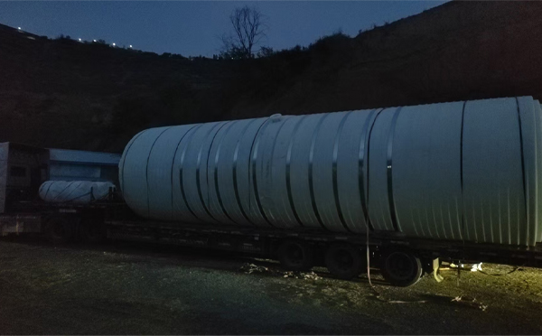 金川圆桶运输途中