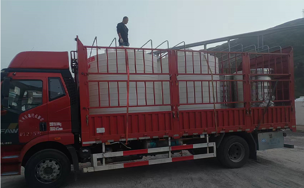 金川立式运输桶安排发货现场